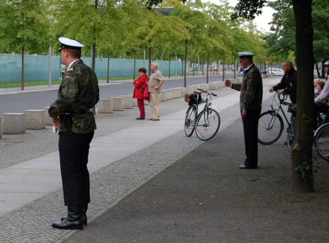 praesentiert das Gewehr