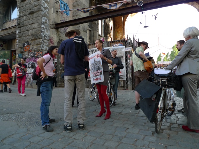 Kundgebung der Partei Die PARTEI vor der Tacheles Mauer