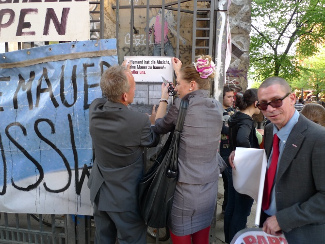 Kundgebung der Partei Die PARTEI vor der Tacheles Mauer