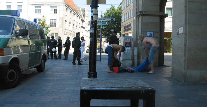 G8-Protest : Taschendurchsuchung
