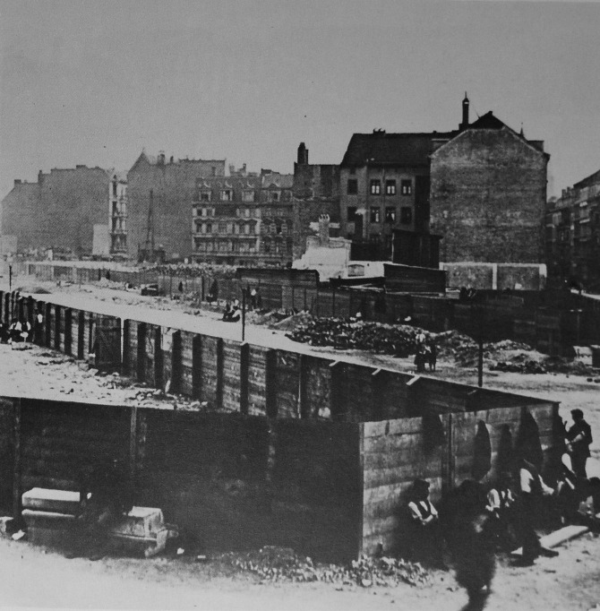 Heinrich Zille, Arbeitspause - Abbruch im Scheunenviertel ca. 1910