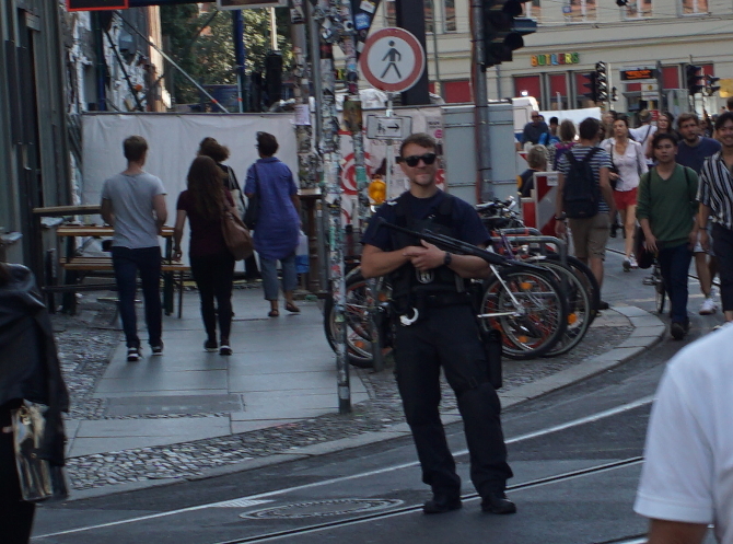 polizei maschinenpistole hanfparade