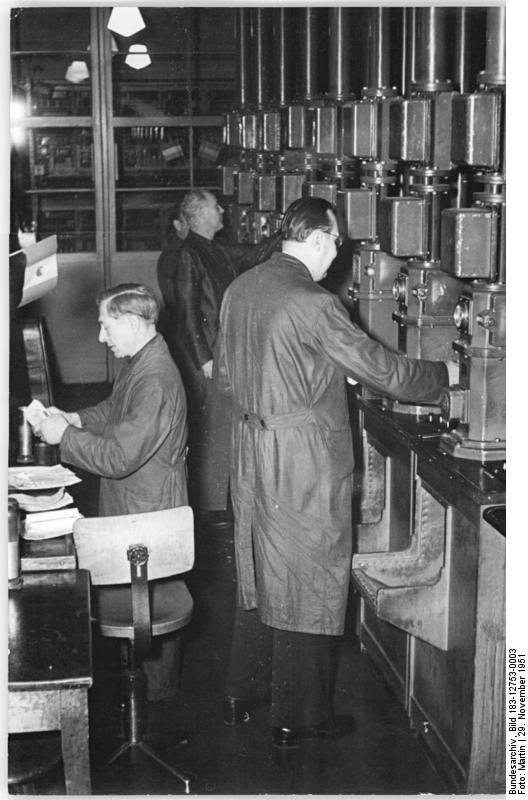 Bundesarchiv_Bild_183-12753-0003,_Berlin,_Haupttelegrafenamt,_Maschinenstation.jpg